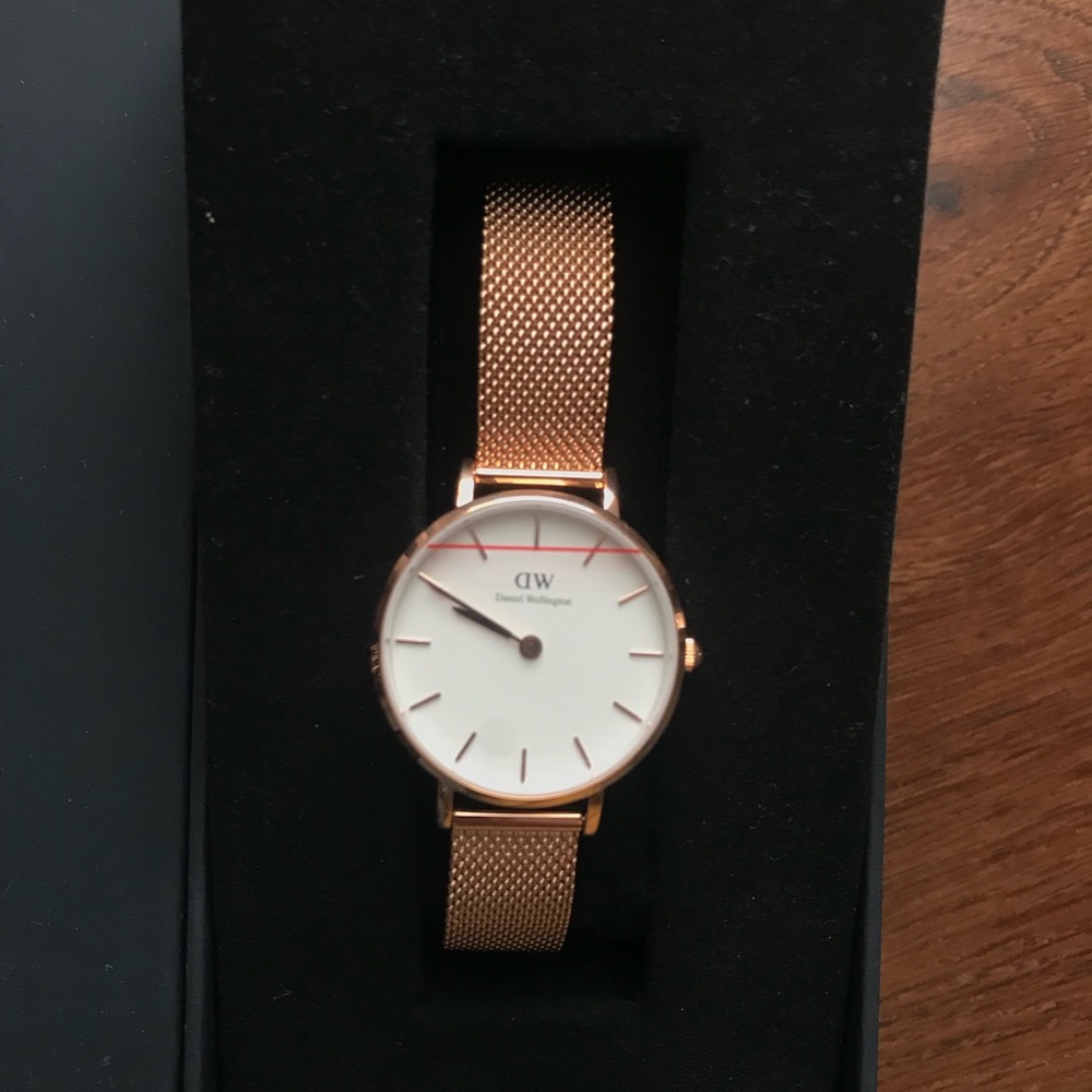 Daniel Wellington Petite Melrose 28mm Gold - Picture 3 of 7